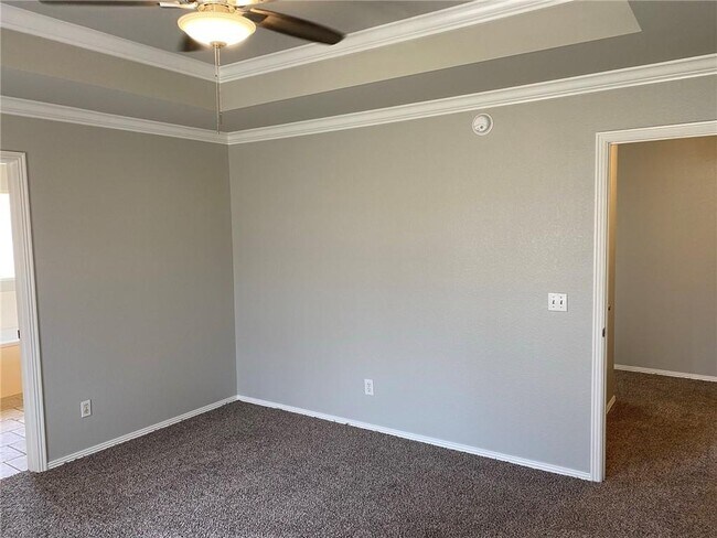 Building Photo - 4902 Hawthorne Way