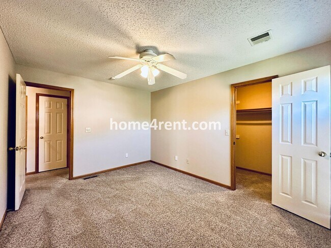 Building Photo - Beautiful, Spacious Home w/ Open Floor Pla...