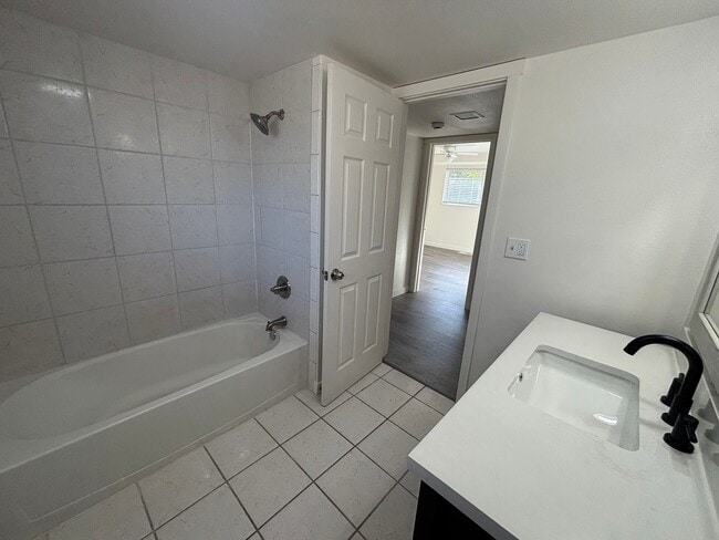 Building Photo - 2248 Madrona Dr SE
