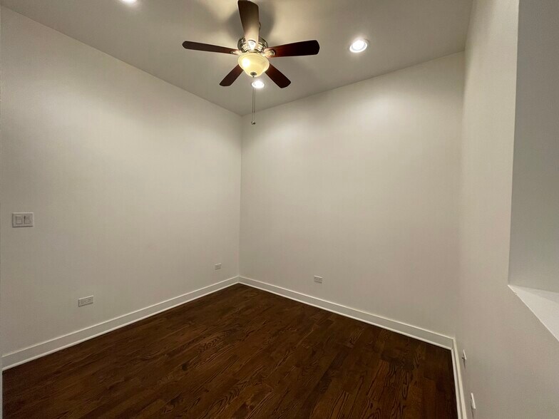 Building Photo - 3112 N California Ave