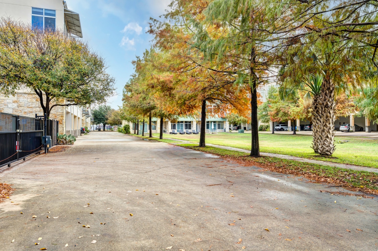 Private Community Courtyard - 2401 E 6th St