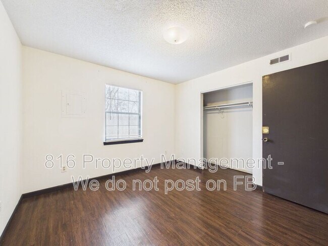 Building Photo - 1020 NE Lindsay Ave