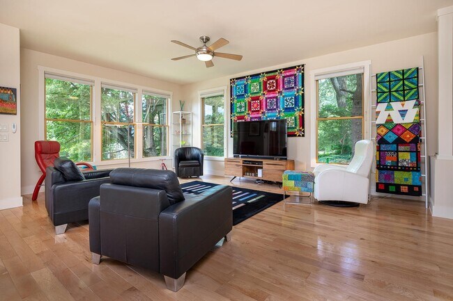 Building Photo - Charming Modern Home in Kenilworth