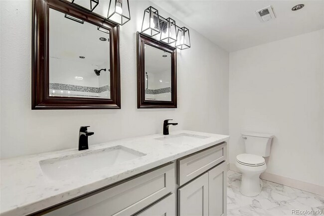 Building Photo - Gorgeous 5 Bedroom 2 1/2 Bathroom Littleto...