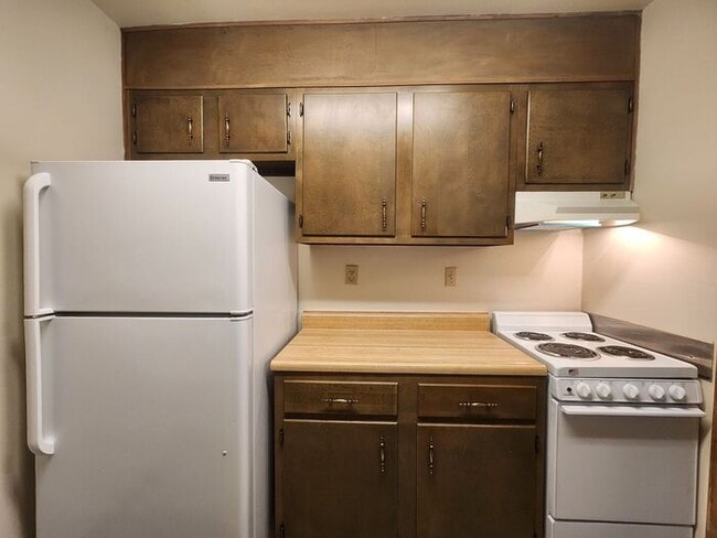 Building Photo - 1 Bedroom Court Yard Level Apartment