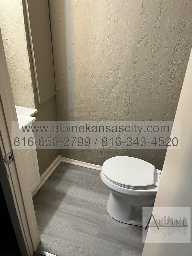 Building Photo - Updated Independence Duplex, Fort Osage SD