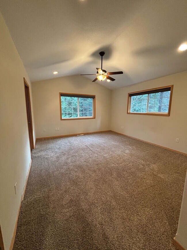 Building Photo - Beautiful Home on 1.2 Acres in Sandpoint