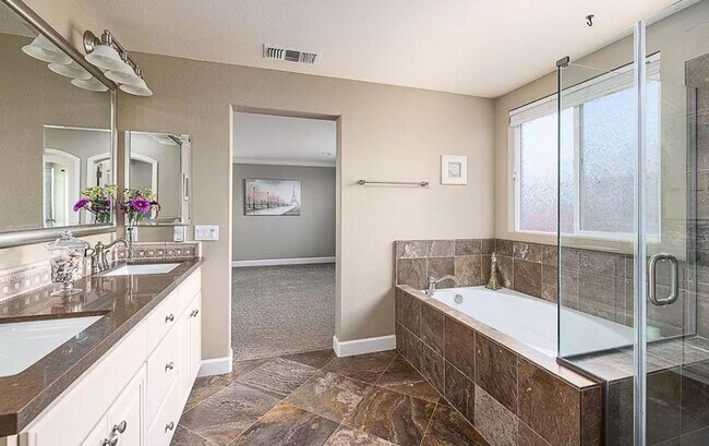 Building Photo - $4195.00 - Gorgeous and Ready for Move-In! Spacious 4 Br / 2.5 Ba in South Gilroy