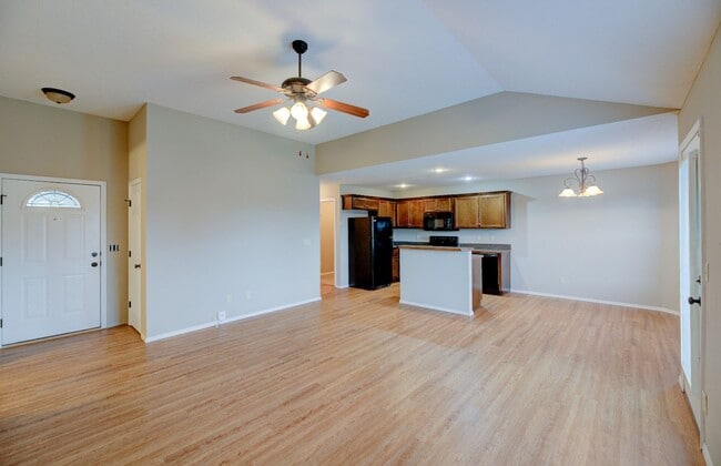 Building Photo - 3 bedroom home conveniently located on the east side of Republic