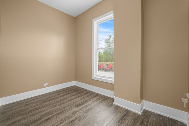 Bedroom 2 - 520 N Kedzie Ave