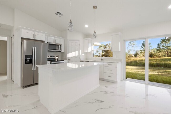 Building Photo - 732 Asher St E