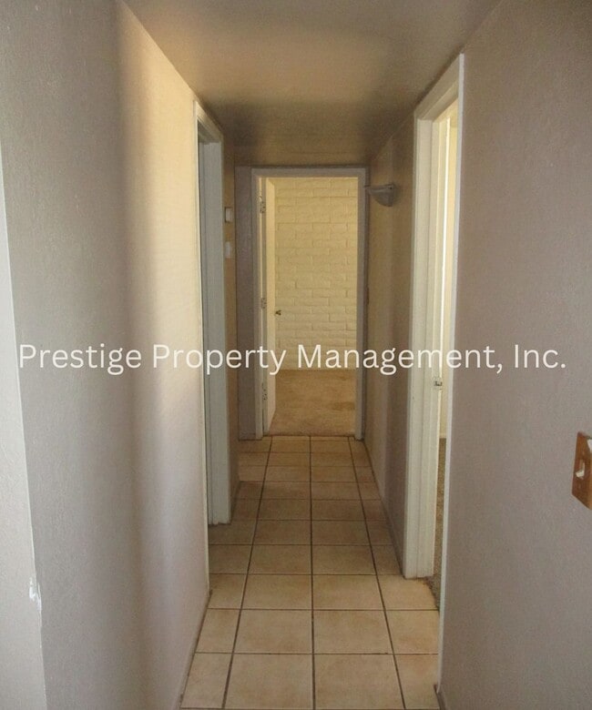 Building Photo - Check Out This 3/2 South-East Side Charmer!