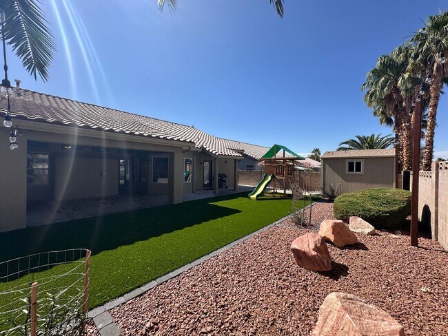 Building Photo - UPGRADED SINGLE STORY HOME WITH 4 BEDS, 2....