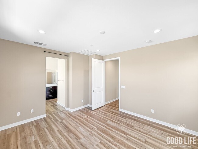 Building Photo - Great 4B/4BA Home Available for Lease in O...