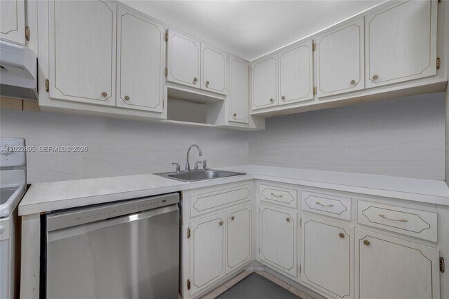 Building Photo - 950 Hillcrest Dr