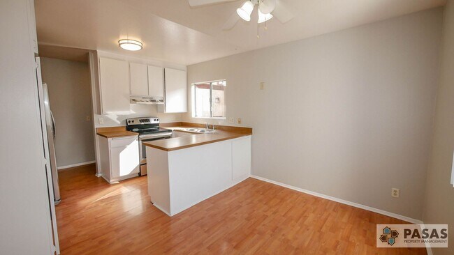 Building Photo - 2nd Floor 3 bed/2 bath Condo!