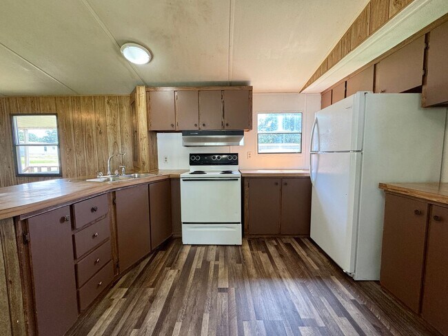 Building Photo - 225 Community Dr