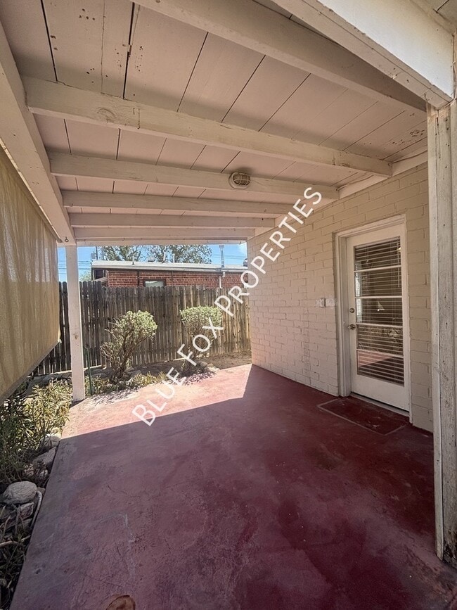 Building Photo - 925 E Adams St