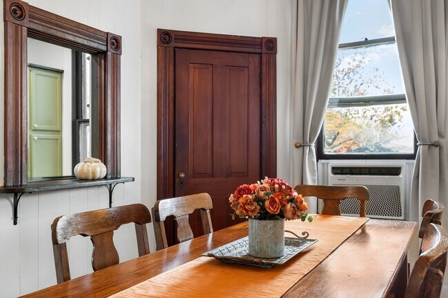 Building Photo - 676 S Waco St