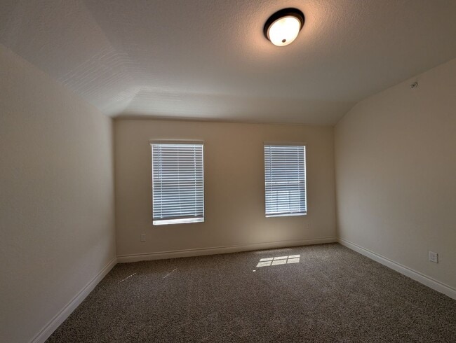 Building Photo - 1 MONTH FREE RENT / Close to HWY for Commu...