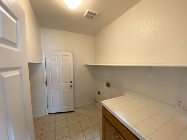 Building Photo - 6 bedroom in Manteca!