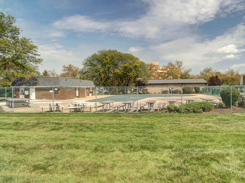 Building Photo - 807 Eves Dr