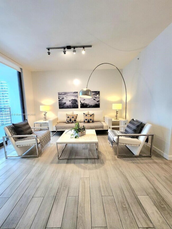 Building Photo - 999 SW 1st Ave