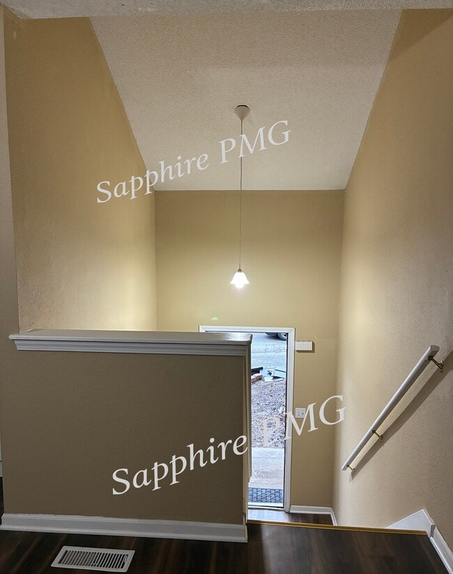 Building Photo - 5621 N Northwood Terrace