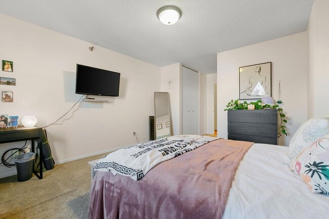 Building Photo - 401 S 1st St