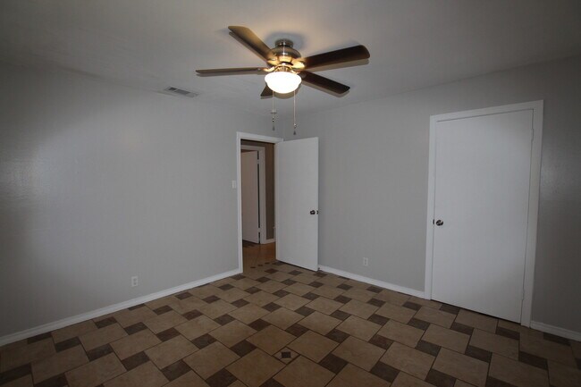 Building Photo - 2930 Williamsburg Dr