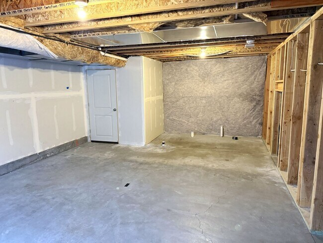 Building Photo - Townhome available now in Haven Dell!