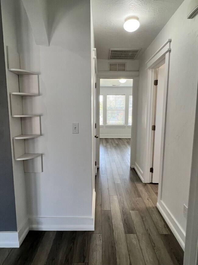 Building Photo - Great Updated Home