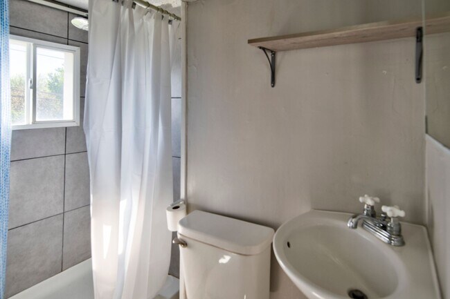 Building Photo - 563 S 35th St