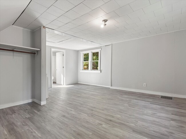 Building Photo - Adorable Lake Como Home Now Available!