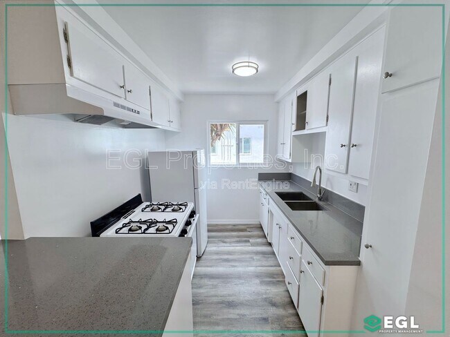 Building Photo - 1006 N Orange Grove Ave