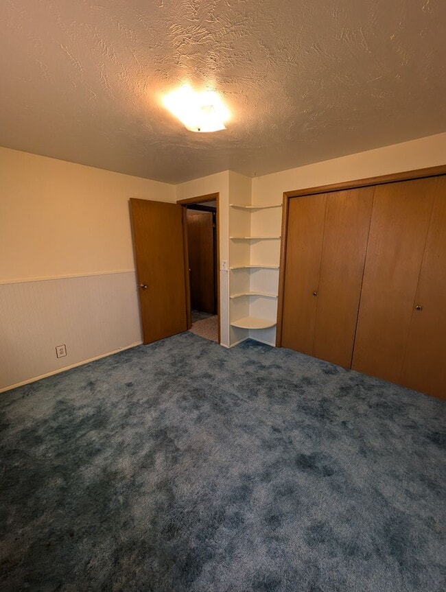 Building Photo - 675 University Dr