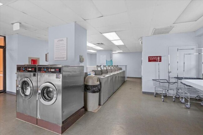 Building Photo - 1 bedroom in Chicago IL 60605