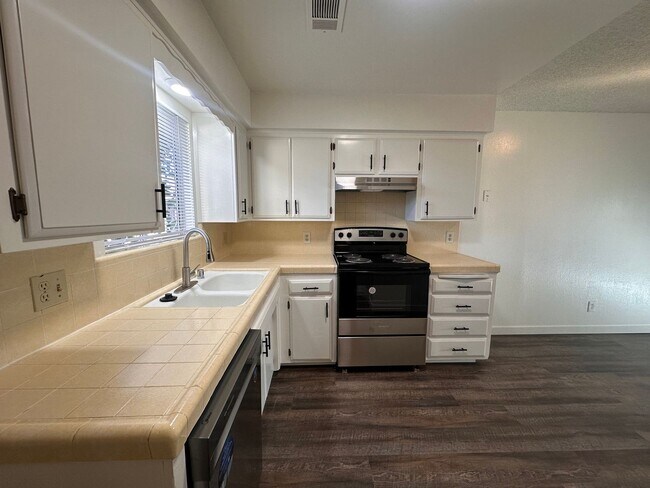 Building Photo - 4396