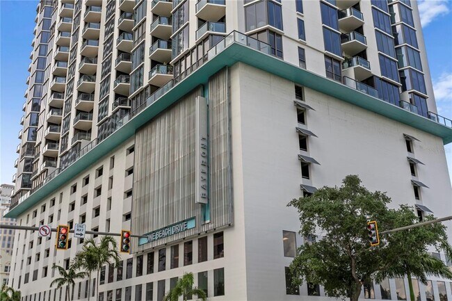 Building Photo - 1 Beach Dr SE