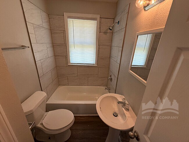 Building Photo - Welcome to our charming 2 bedroom, 1 bathr...