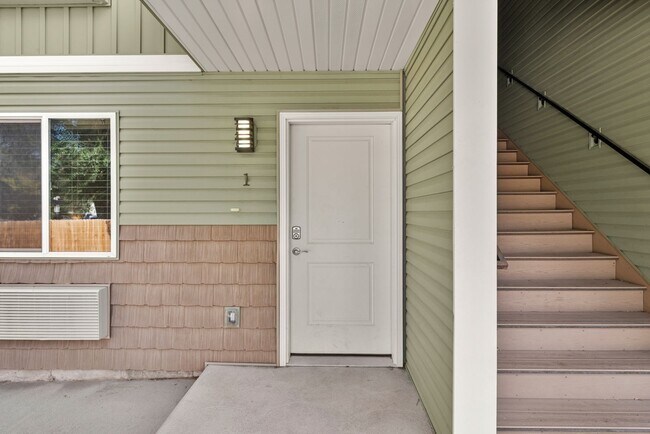 Building Photo - Move-In Ready 3BR Furnished Apartment Near ISU