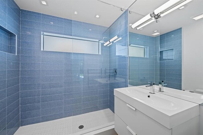 Building Photo - 1420 Ponce de Leon Dr