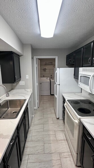 Building Photo - 8919 Eagleview Dr