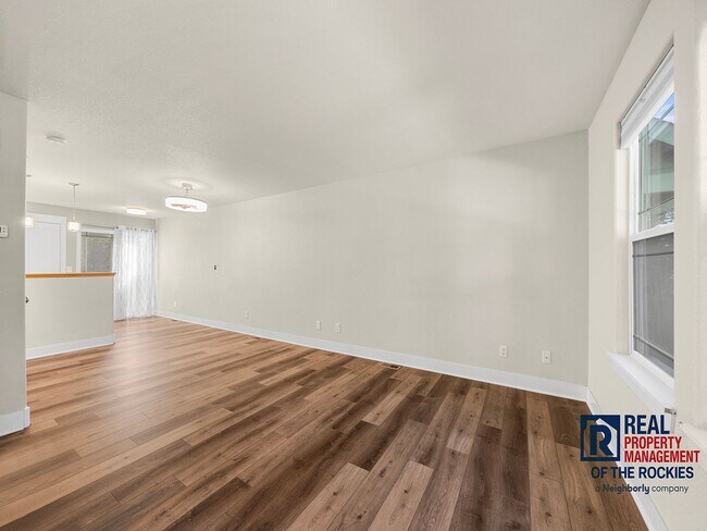 Building Photo - Beautiful 2 Bed 2.5 Bath Townhouse in West...