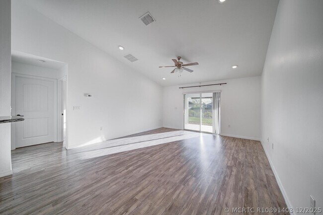 Building Photo - 4631 SW Athena Dr