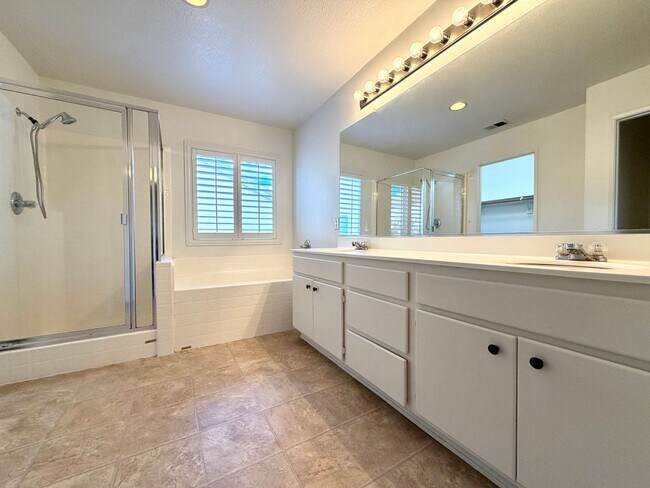 Building Photo - Move-In Ready 3 bedroom & 2.5 bathroom Home in the Gated Laurel Creek Community
