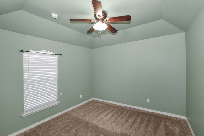 Building Photo - Stunning with 4 bedrooms in City View!