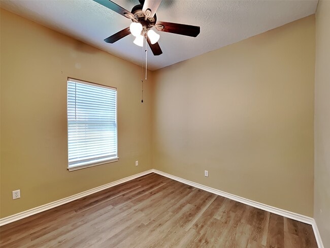 Building Photo - 906 Crystal River Rd