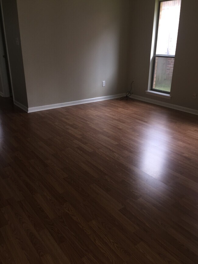 Building Photo - CUTE 3 BEDROOM 2 BATH! WITH A LARGE BACK YARD!