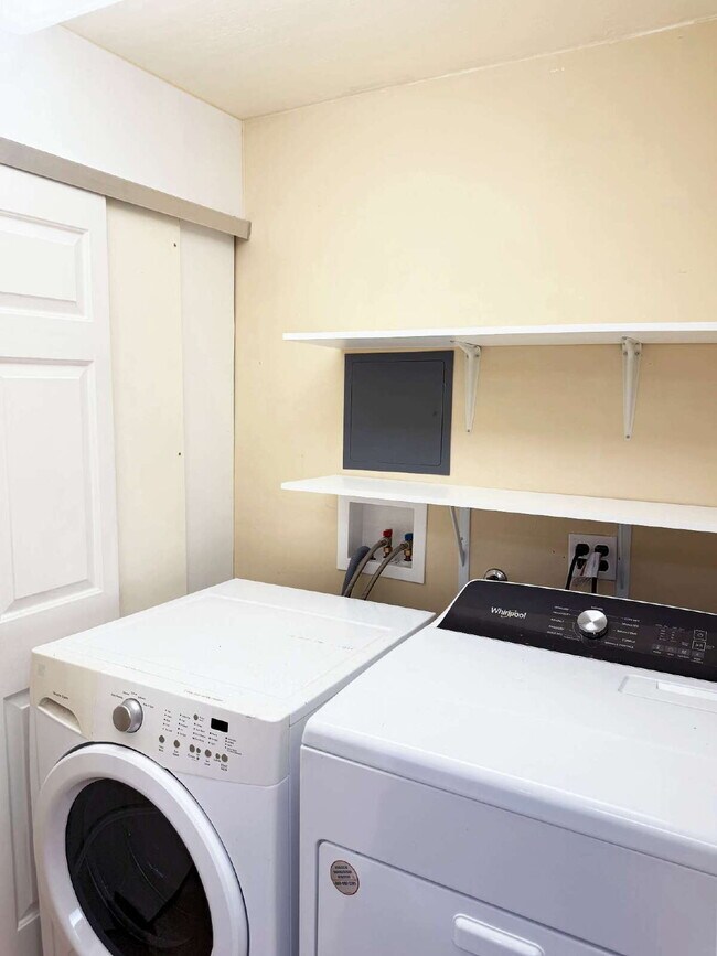 Building Photo - Updated 1-Bedroom Retreat in the Heart of the Springs.